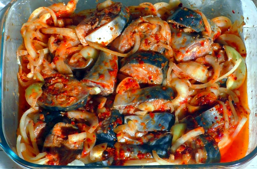 Рыба по-домашнему (маринованная с луком, пряная)